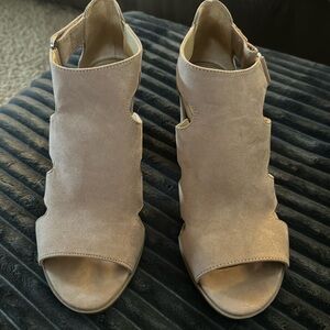 8.5M Naturalizer Taupe/Beige Bootie Style Sandal EUC Worn Twice